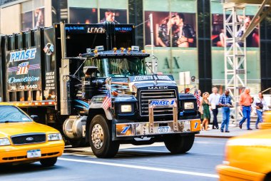 New York, ABD- 13 Ağustos 2008: Heybetli kamyon Mack sirkülasyon 