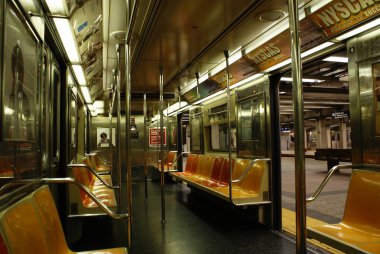 New York, ABD - 15 Ağustos 2008: Bir metro vagonunun boş iç 