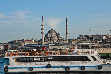 İstanbul, Türkiye - 8 Nisan 2012: Minareler ve mosq kubbeleri