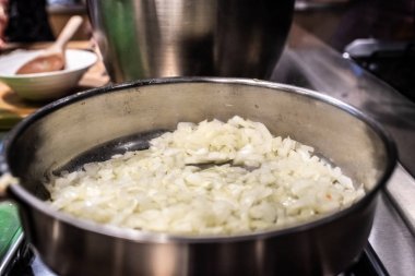 bir tavada kızartma soğan