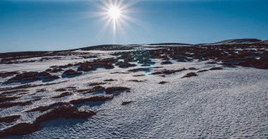 Karlı yüksek dağ manzaraları.