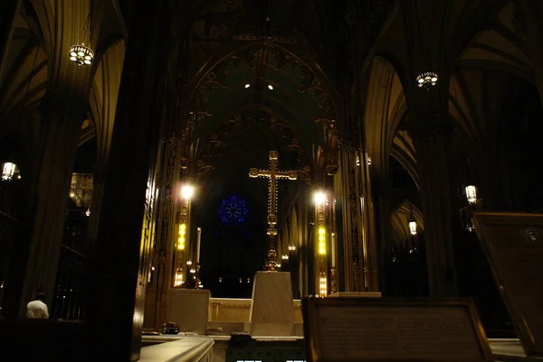 New york, usa-august 15, 2008: beleuchtetes christliches kreuz mit — Stockfoto