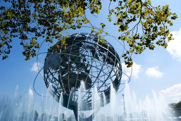 New york, Сша - 15 августа 2008: Металлическая скульптура земного шара — стоковое фото