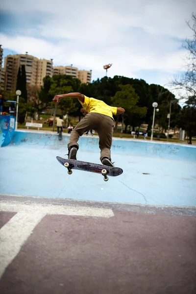 Valência, Espanha - 24 de março de 2012: Jovem latino fazendo acrobacias com — Fotografia de Stock