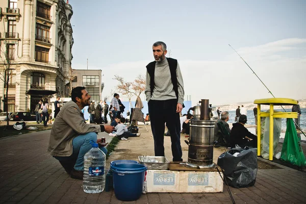 Istambul, Turquia - 8 de abril de 2012: pescadores turcos com vara em — Fotografia de Stock
