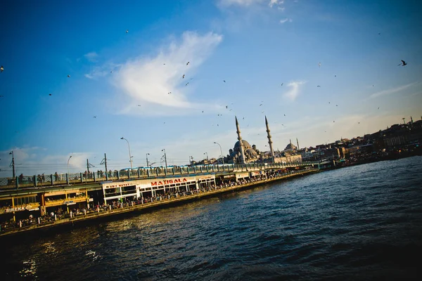 Estambul, Turquía - 8 de abril de 2012: Minaretes y cúpulas de la mezquita — Foto de Stock