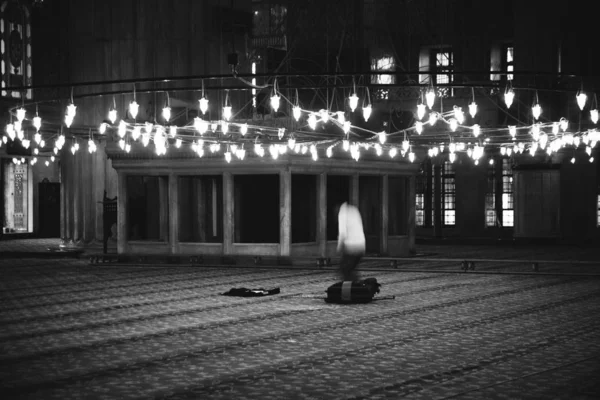 Croyant musulman priant à l'intérieur d'une mosquée, photo noir et blanc , — Photo