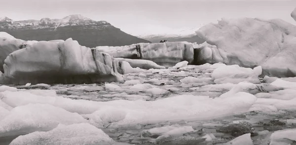 Gletschersee voller großer Eisblöcke. — Stockfoto