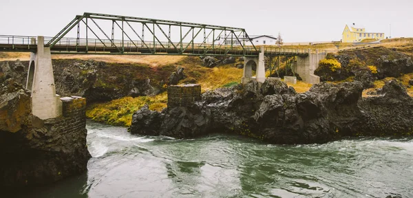 이슬라 섬 전체를 가로지르는 강을 가로지르는 다리 — 스톡 사진