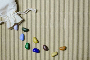 Arka plan ile dalgalı bir kağıt üzerinde dağınık renkli sahte taş