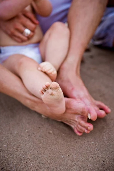 Dirty baby feet with beach sand, after playing with the waves an — Stock Photo, Image