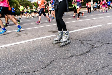 Valencia, İspanya - 19 Mayıs 2019: Kız patenci eşlik ve enc