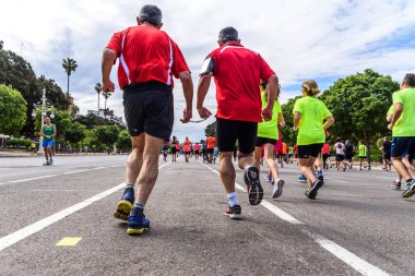 Valencia, İspanya - 19 Mayıs 2019: Olgun adam kör koşucu ve onun 