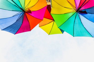 Renkli şemsiyeparlak ve neşeli bir arka plan olarak kullanmak