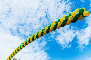 Iso asılı birçok şişirilmiş balonlar kopya alanı ile Arka plan