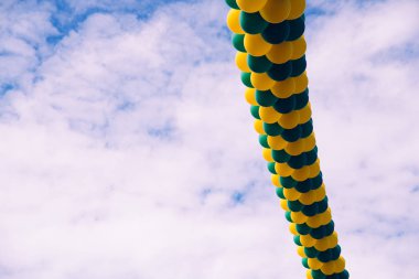 Iso asılı birçok şişirilmiş balonlar kopya alanı ile Arka plan