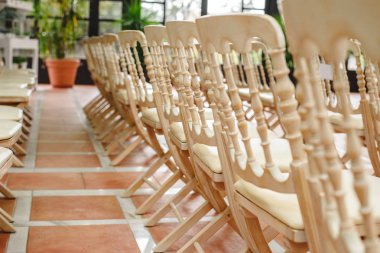 Birçok boş beyaz Ahşap sandalyeler bir retro tarzı olay için sıralı.