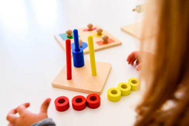 Kız bir okulda onun motor becerilerini kullanarak elinde geliştirmek 