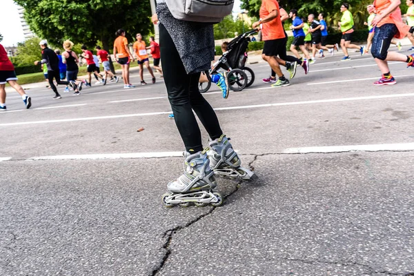 Valencia, İspanya - 19 Mayıs 2019: Kız patenci eşlik ve enc
