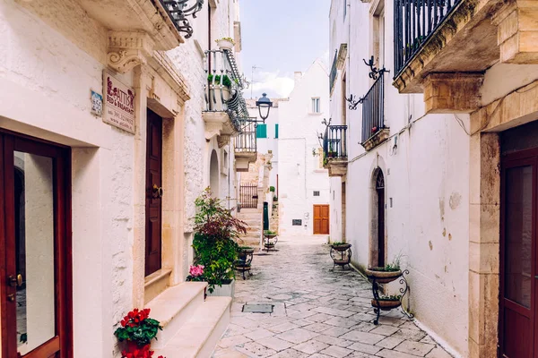 Gator med hus med vitkalkade väggar av typiska Italia — Stockfoto