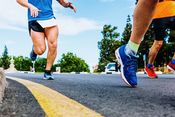 Close-up das pernas poderosas e músculos quátricos de um corredor em — Fotografia de Stock