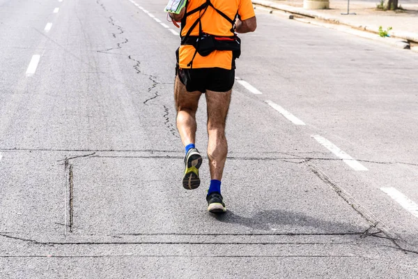 Um homem maduro corredor equipado com fanny pack fazendo esporte para exer — Fotografia de Stock