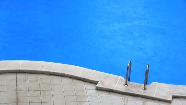 Chuva Caindo Uma Piscina Sem Pessoas Verão Estragando Nadadores — Vídeo de Stock