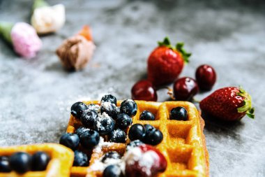 Sağlıklı vit dolu lezzetli kırmızı meyve ile dondurma ve waffle