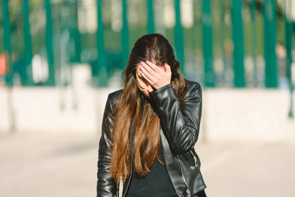 Triste menina adolescente milenar mulher sentindo coração partido no telefone, dep — Fotografia de Stock