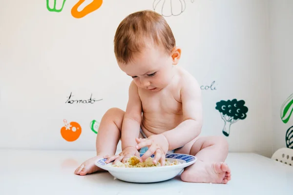 Bebé comiendo por sí mismo aprendiendo a través del bebé liderado por el destete conoció — Foto de Stock