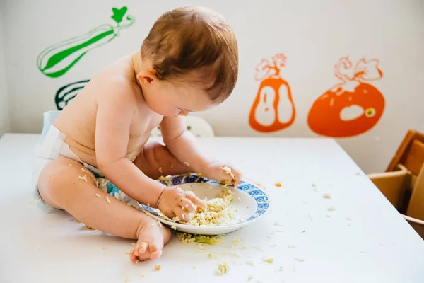 El destete dirigido por bebés es un método complementario de alimentación en el que — Foto de Stock