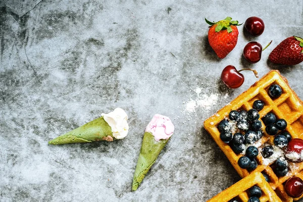 Крижані креми та вафлі зі смачними червоними фруктами, повними здорового вітаміну — стокове фото