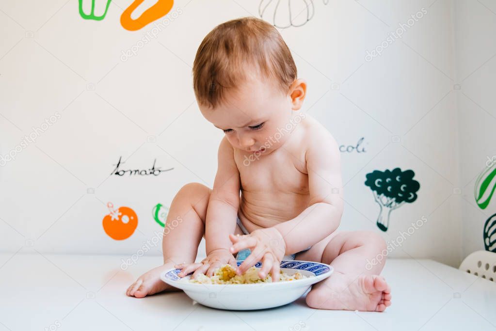 Baby eating by himself learning through the Baby-led Weaning met