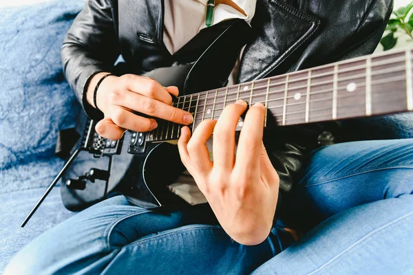 Detalhe dos dedos de um guitarrista colocado no traste do m — Fotografia de Stock