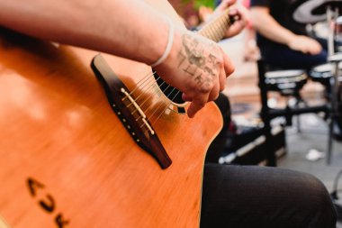 Valencia, İspanya - 6 Ağustos 2018: Gitarist bir parça performans d