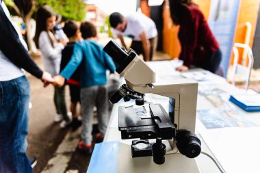 Valencia, İspanya - 25 Mayıs 2019: Bir laboratuvara gelen ziyaretçiler 