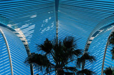 Akdeniz p bir açık bahçe kapsayan metal yapı