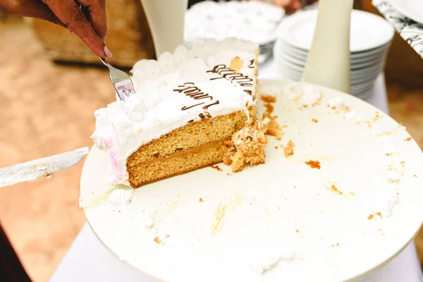 おいしい、楽しいブライダル ケーキをスライス. — ストック写真