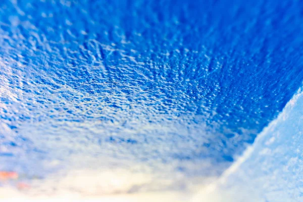 Fundo com textura áspera de uma parede pintada de azul e illumin — Fotografia de Stock