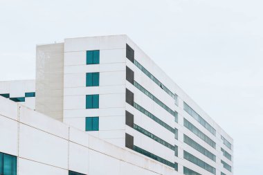 Düz çizgilerile beyaz çimento sanayi binasının cephe