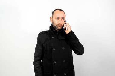 Palto ile orta yaşlı adam için bir conversat dikkatle dinler