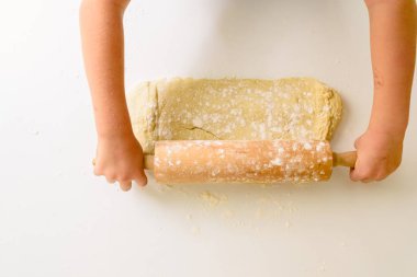 Çocuk yukarıdan izlendi bir pizza hamur yoğurma.