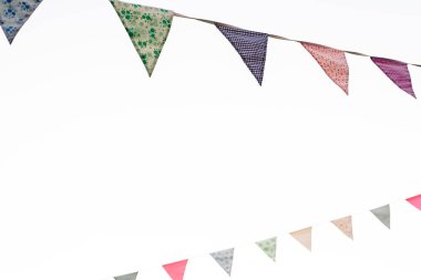 Mavi gökyüzü arka plan ve soluk renkler bir r asılı Pennants