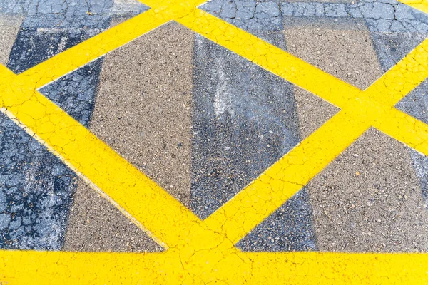Φωτεινές και χοντρές κίτρινες γραμμές στο πάτωμα ενός πάρκινγκ. — Φωτογραφία Αρχείου