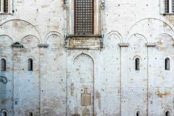 San Nicolas di Bari ortaçağ katedralinin taş duvarlar.