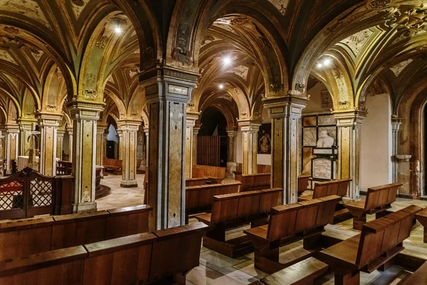 Columnas de la cripta de la Catedral Basílica de San Sabino en — Foto de Stock