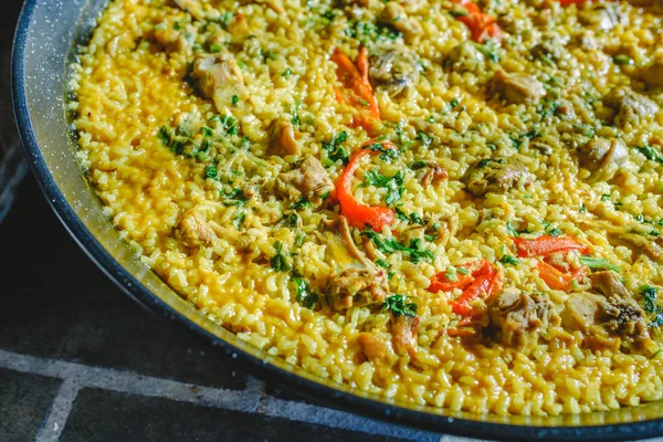 Arroz y conejo, plato típico de la gastronomía de la región de — Foto de Stock