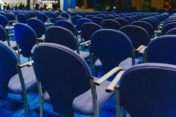 Veel lege blauwe rij stoelen in een theater. — Stockfoto