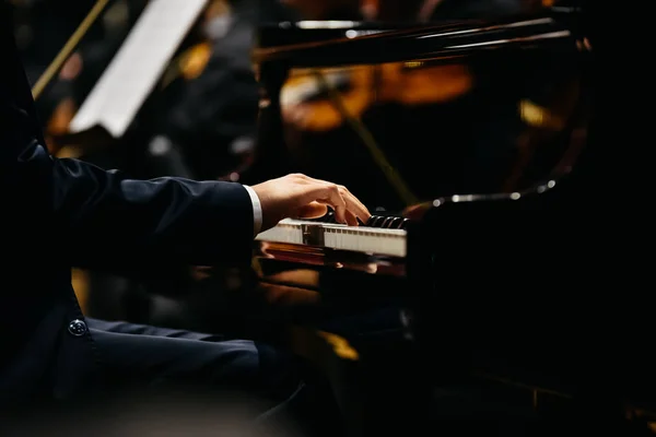 Pianista grający kawałek na fortepianie na koncercie, widziany z — Zdjęcie stockowe