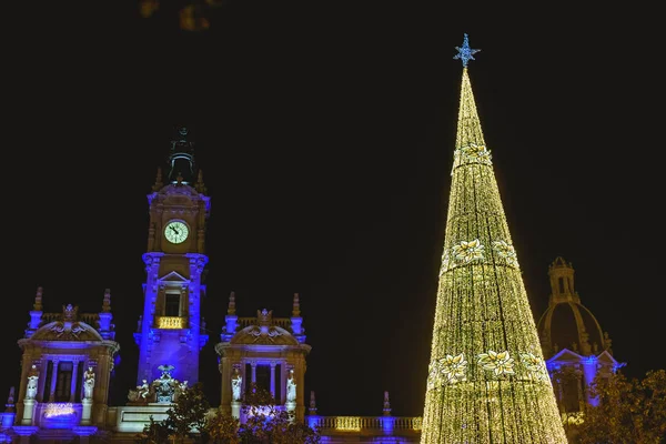 Árvore de Natal feita com LEDs luminosos à noite ao lado do hist — Fotografia de Stock